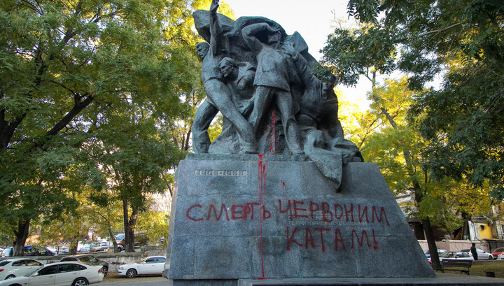Вандалы осквернили памятник морякам "Потемкина" в Одессе