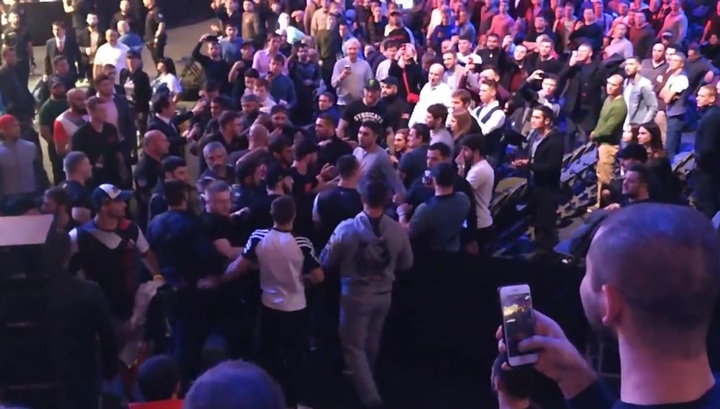Очевидцы запечатлели массовую потасовку после боя на турнире ММА в Москве