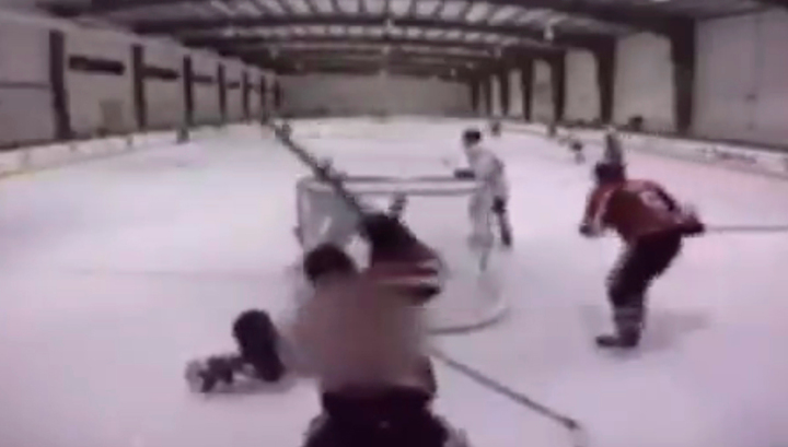 Американский хоккеист избил соперника клюшкой