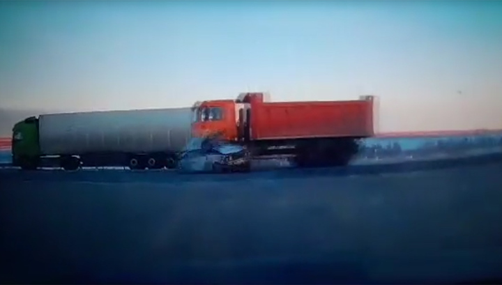 ВАЗ-2106 въехал под колеса несущегося самосвала — момент смертельного ДТП попал на видео