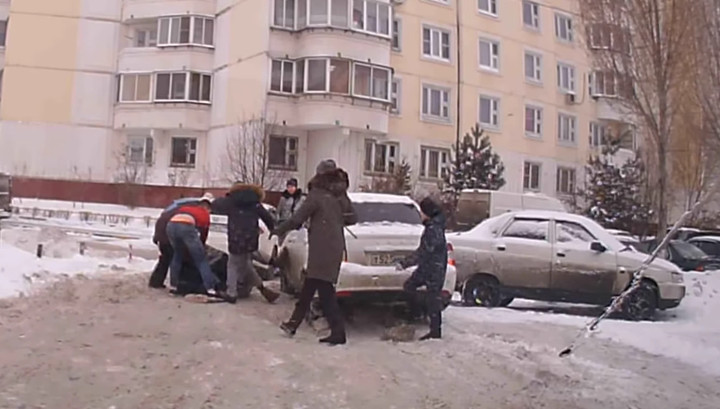 В Люберцах драка местных жителей и автомобилистов попала на видео