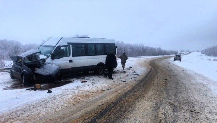 Опубликованы кадры с места аварии с маршруткой под Саратовом, где погибли четыре человека