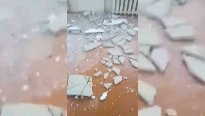 В ишимской школе во время уроков обрушился потолок
