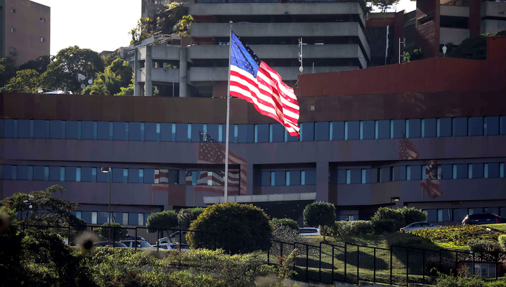 США не собираются закрывать посольство в Венесуэле