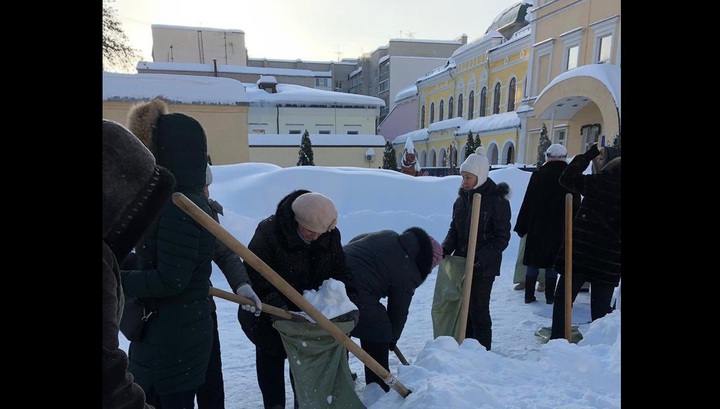 Саратовские педагоги собирали в мешки снег в двадцатиградусный мороз во время субботника