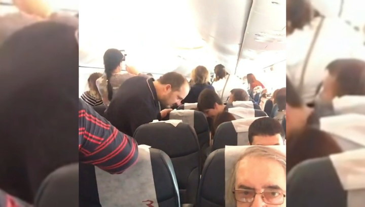 Ударившего стюардессу пьяного дебошира с трудом вывели из самолета в Сочи