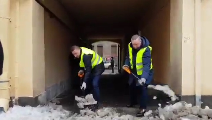 В Кремле отказались комментировать уборку чиновниками снега в Петербурге
