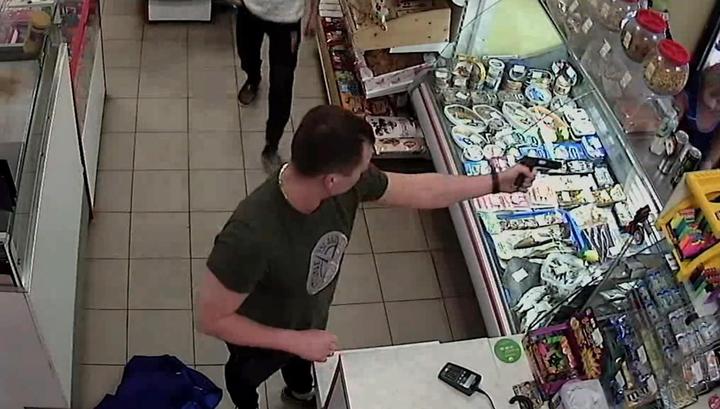 Пьяный грабитель потерял пистолет во время налета на магазин в Химках