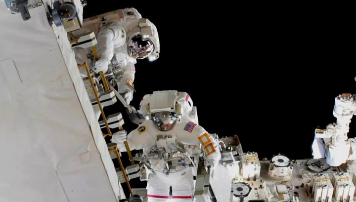 Американские астронавты установили на МКС аккумуляторы для солнечных батарей
