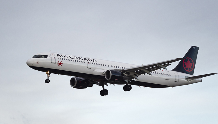 Канадский самолет смог сесть с поврежденным двигателем