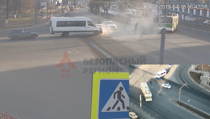 Лихач, уходивший от полиции, протаранил маршрутку в Ярославле. Видео