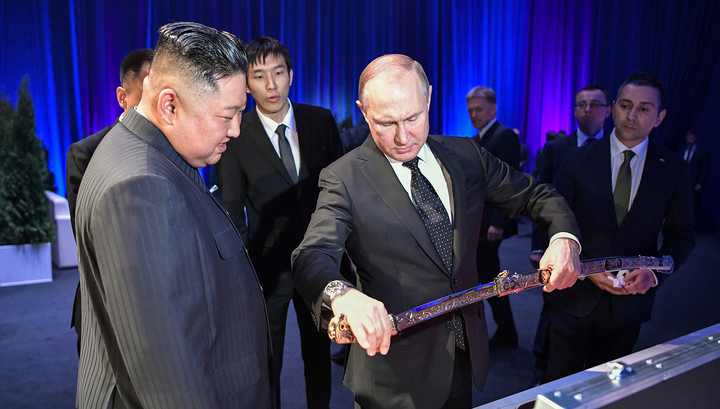 Путин подарил Киму шашку и стаканы, Ким Путину - меч силы