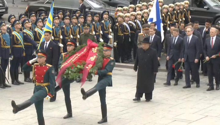 Ким Чен Ын возложил венок к мемориалу "Боевая слава Тихоокеанского флота"