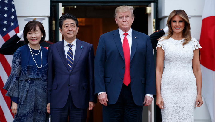 Чета Трампов получила от супругов Абэ жемчужные запонки и чайный набор