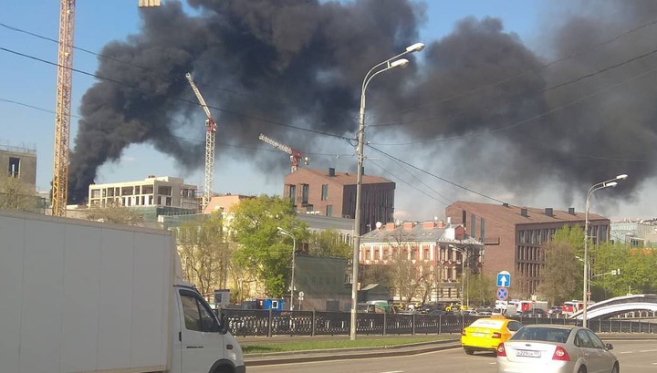 Строящееся здание загорелось рядом с музеем медицины в Москве