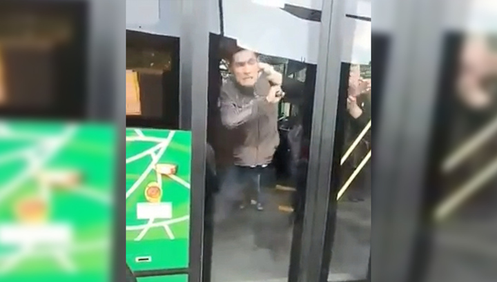Водитель рейсового автобуса в Алма-Ате запер пассажиров и устроил драку. Видео