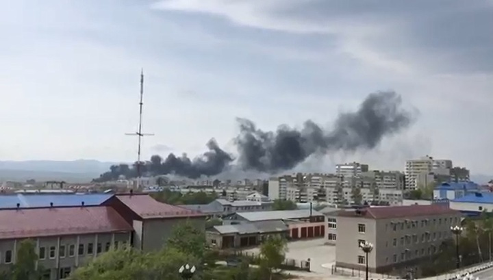 Сильный пожар произошел в районе вокзала в Южно-Сахалинске