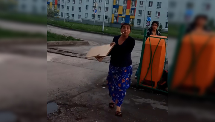 Цыганка засунула сына в мусорный бак в поисках просрочки