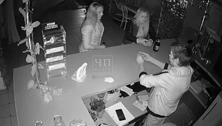 Канский бармен погасил сигарету посетительницы с помощью огнетушителя