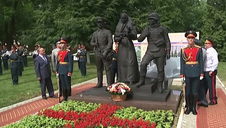 Дань уважения: в Москве открыли памятник военным медикам