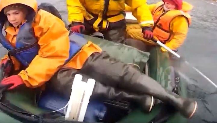Спасатели эвакуировали семью, которую на лодке сносило в Охотское море