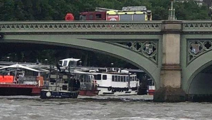Катер с туристами протаранил Вестминстерский мост