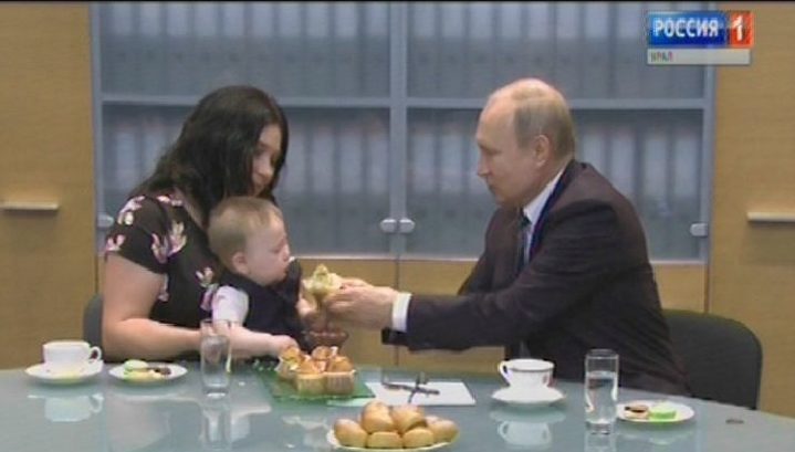 Во ходе визита в Екатеринбург Путин заехал на чай к многодетной семье Сыропятовых