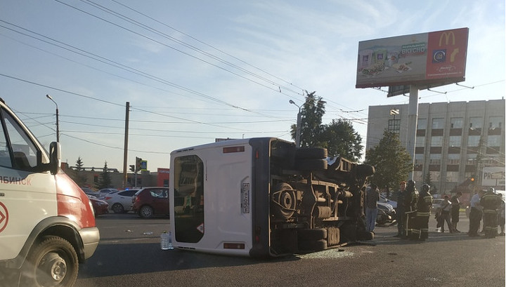 Семь человек пострадали в аварии с перевернувшейся в Челябинске маршруткой