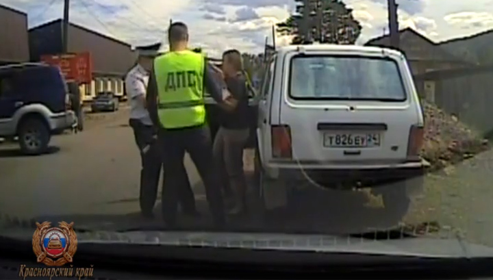 Арест, похмелье и уголовное дело: дебош пьяной нарушительницы попал на видео