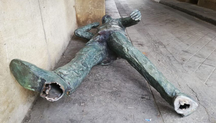 Алжирские фанаты повалили статую Шарля де Голля