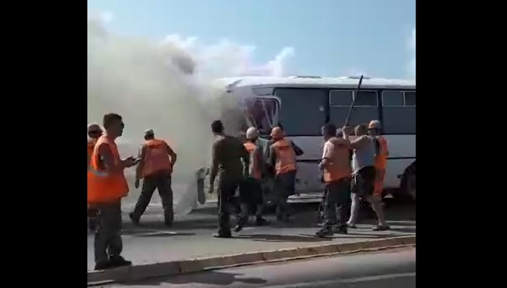 Дорожные рабочие спасли водителя, застрявшего в загоревшемся автобусе. Видео