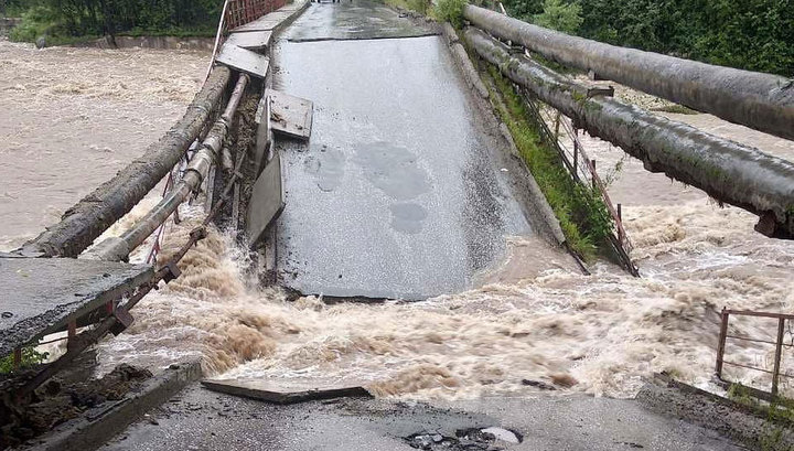 Паводок: уровень воды в Ие превысил критическую отметку, обрушился мост через Солзан
