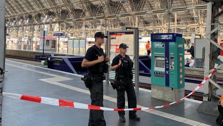 В Германии мужчина столкнул ребенка под поезд