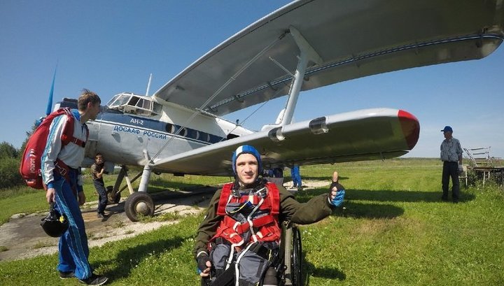 Инвалид-колясочник из Кинешмы совершил прыжок с парашютом