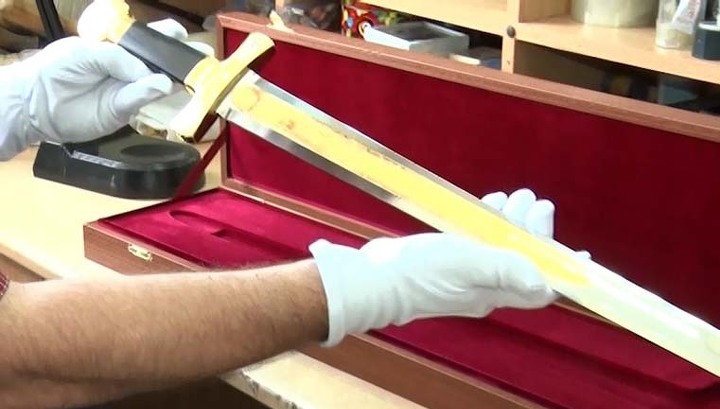 Сергей Лазарев получил меч, созданный оружейниками Златоуста