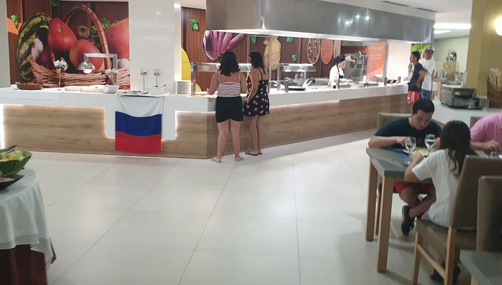 Украинцы в испанском отеле пожаловались на российский флаг, за что их проучили