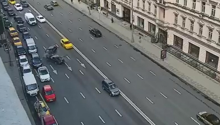 Ехал по встречке в центре Москвы: массовое ДТП на Тверской попало на видео