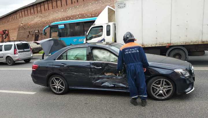 Перепутавшая педали водитель устроила погром у Коломенского кремля