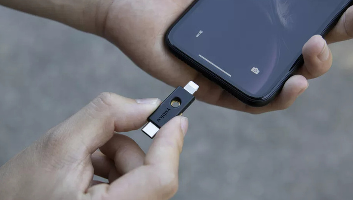 Приложения на iPhone теперь можно защитить физическим Lightning-ключом