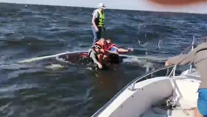 В Самарской области с тонущей парусной лодки спасли четырех человек. Видео