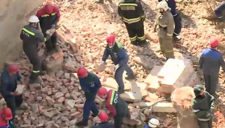 Разобрали ли завалы в крокусе. Разбор завалов 11 сентября. Видео в Новосибирской области рухнула стена обрушилась.