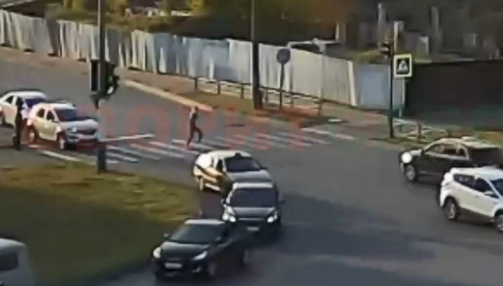 Настойчивый пешеход-нарушитель попал под машину со второй попытки. Видео