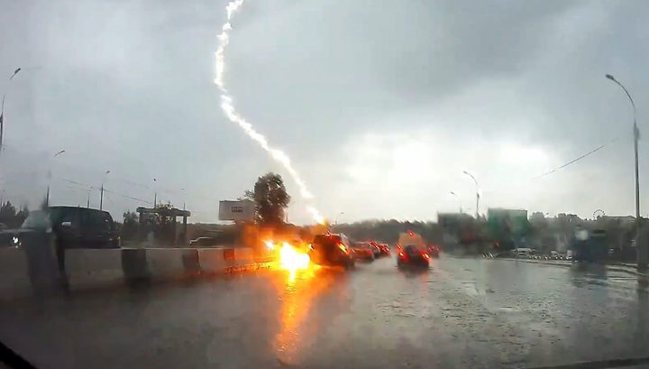 Молния ударила в движущийся автомобиль в Новосибирске