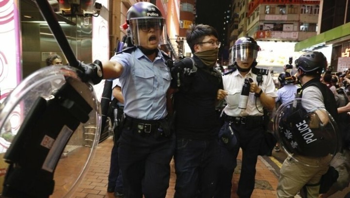 СМИ: полиция Гонконга якобы применила огнестрельное оружие для разгона демонстрантов