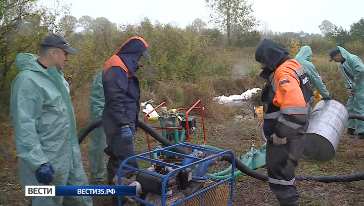 Вологодские спасатели четвертые сутки борются с разливом нефтепродуктов в Шограше
