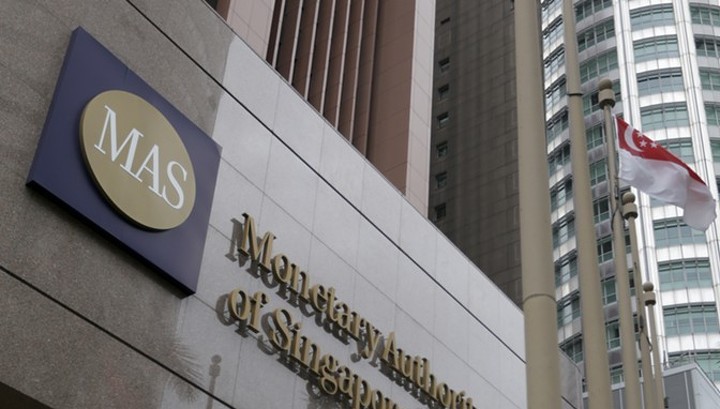 ЦБ Сингапура смягчил денежно-кредитную политику впервые с 2016 года