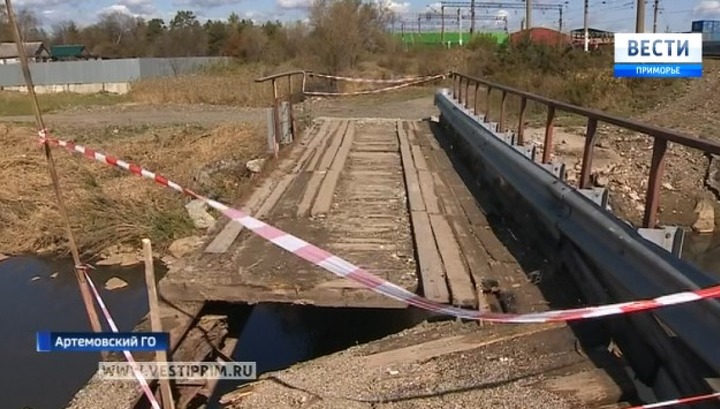 В Приморье под тяжестью грузовика рухнул мост