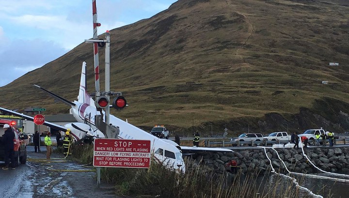 ЧП на Алеутских островах: самолет выкатился за пределы ВПП