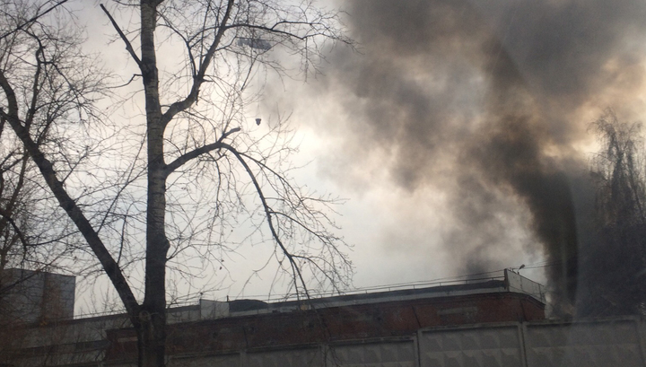 На горящем складе в Москве обрушилась крыша
