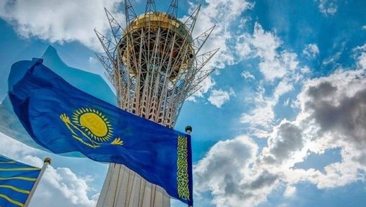 Президент Казахстана расширил полномочия бывшего главы государства